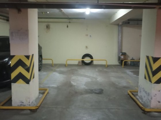 Сдам паркомісце, Срібнокільска 1.