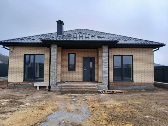 Новий цегляний будинок з газом, світлом 11 кВт. 3 фази, свердловиною, центр. каналізацією Винница