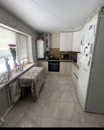 Продам частину будинка з гаражем і госпродарчими  будівлями - фото 1