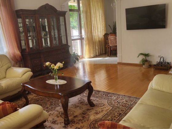 Поруч з центром Будинок Ужгород