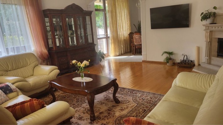 Поруч з центром Будинок - фото 1