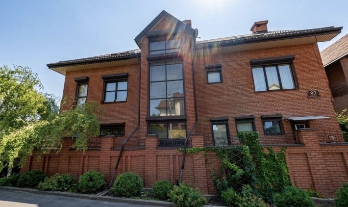 Продажа частного дома с бассейном, 3 этажа, 472м2 - фото 1