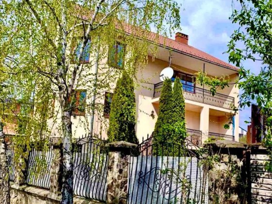 Продаж 3 поверхового будинку з верандою і ділянкою на 8.5 сотки, 390 кв. м Ужгород