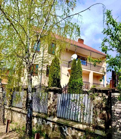 Продаж 3 поверхового будинку з верандою і ділянкою на 8.5 сотки, 390 кв. м - фото 1