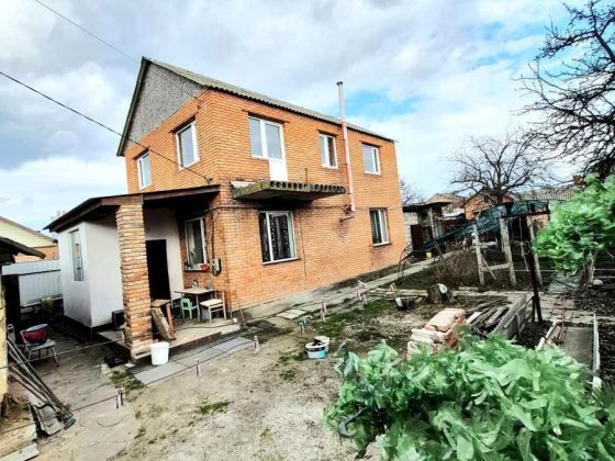 Продам двоповерховий будинок в гарному розташуванні на Новомиколаївці. Кропивницкий