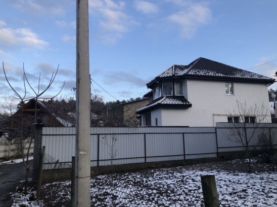 Двоповерхова частина будинка з окремим двором. Присутній торг. Житомир