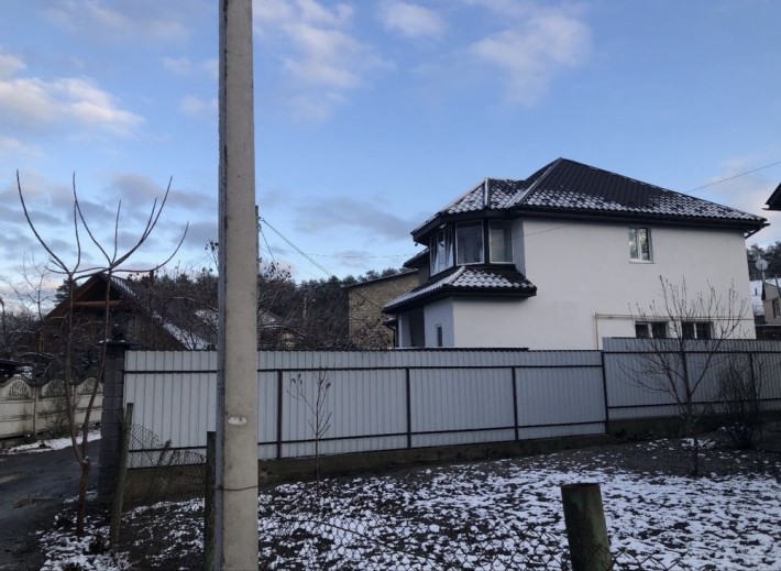 Двоповерхова частина будинка з окремим двором. Присутній торг. - фото 1