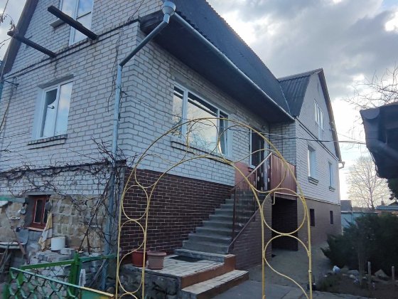 Продається частина будинку.Три роздільні кімнати.Гараж.10 соток приват\землі