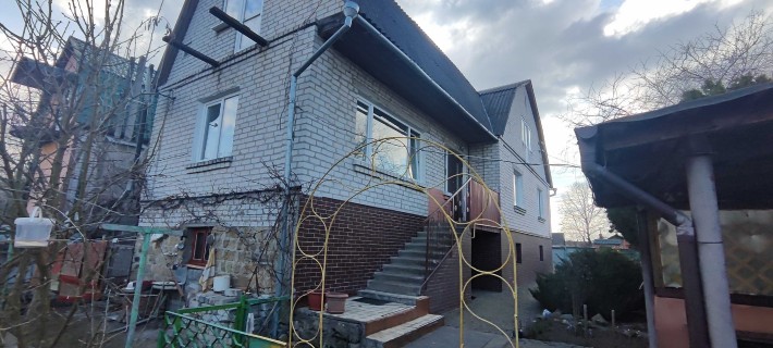 Продається частина будинку.Три роздільні кімнати.Гараж.10 соток приват\землі - фото 1