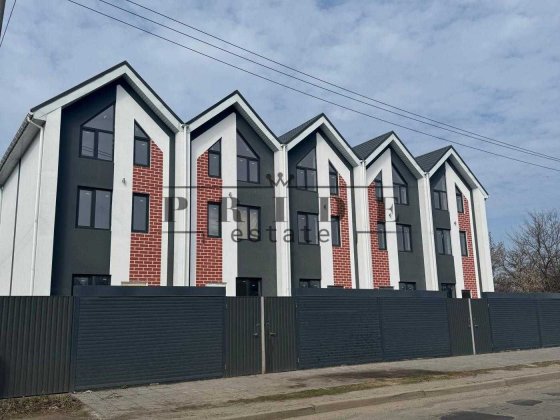 Продаж 3 поверхового таунхауса з ділянкою на 1 сотку, 100 кв. м, 5 кімнат, на вул. Радосинська Киев