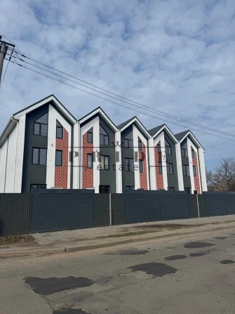 Продаж 3 поверхового таунхауса з ділянкою на 1 сотку, 100 кв. м, 5 кімнат, на вул. Радосинська - фото 1