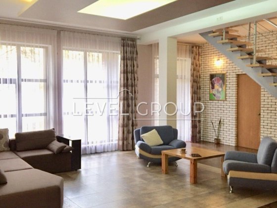 Лісова резиденція в межах Києва: Ваш ідеальний дім у Биківні