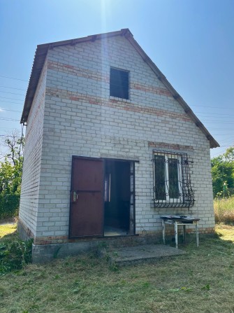 Суміжні дві ділянки з будинками - фото 1