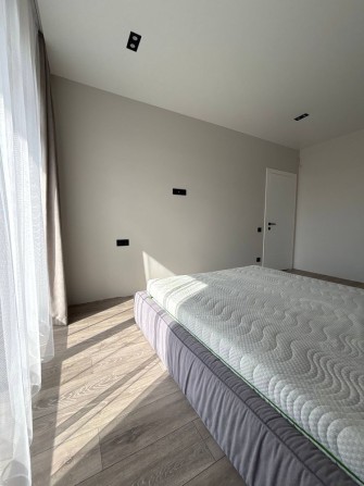 Новий сучасний котедж з ремонтом - фото 1