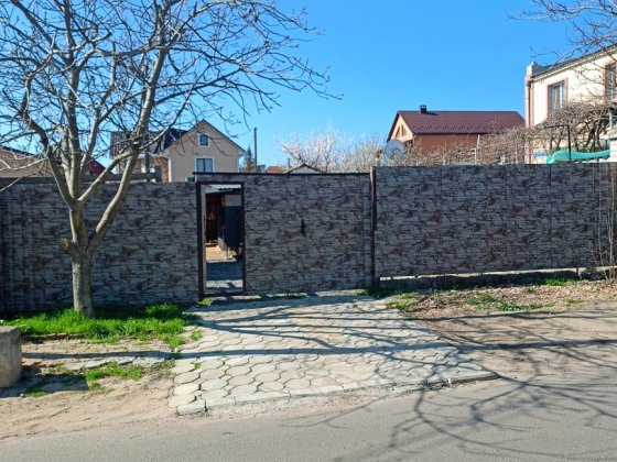 Продам два будинки в одному дворі