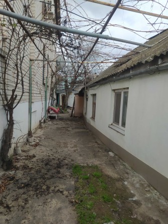 Дом ст.постройки ул.Купорная-3 Военная 4 к фасад 57 кв м все уд автономное отоп. 2 хоз под ремонт - фото 1