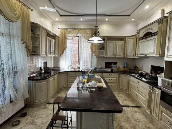 Совиньон. Хозяйский дом с бассейном и солнечной станцией Одеса