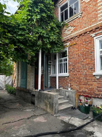 Продам добротный кирпичный двухэтажный дом в Жихаре - фото 1