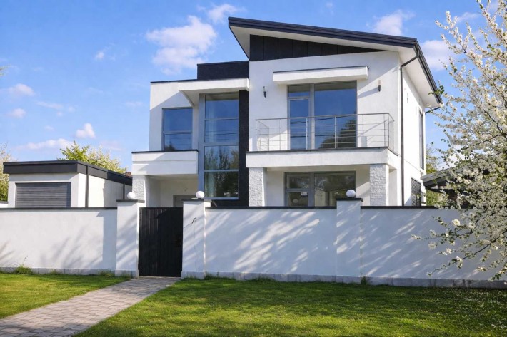 Сучасний будинок у стилі хай-тек з панорамними вікнамию на 13 сотках - фото 1