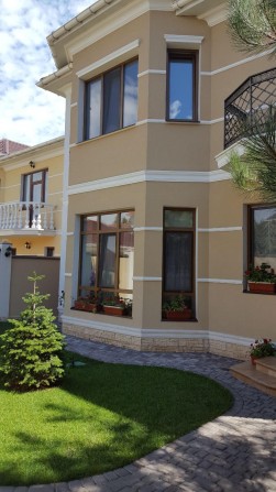 Капитальный дом из красного кирпича с бассейном и гаражом. - фото 1