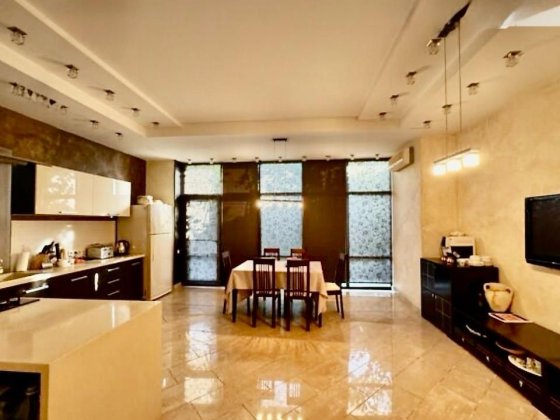 Продаю дом с бассеином в Центре