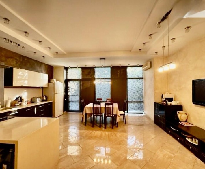 Продаю дом с бассеином в Центре - фото 1