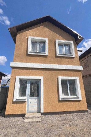 Будинок з центральними комунікаціями біля Києва - фото 1