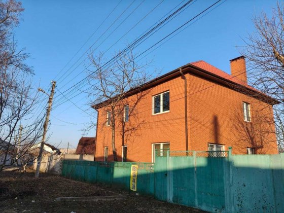 Дом из красного кирпича, все коммуникации центральные. Є-відновлення + Харьков