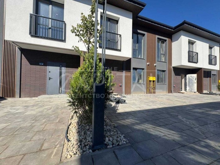 Найкращий таунхаус у комплексі, боковий, світлий, з двором 88м2 - фото 1