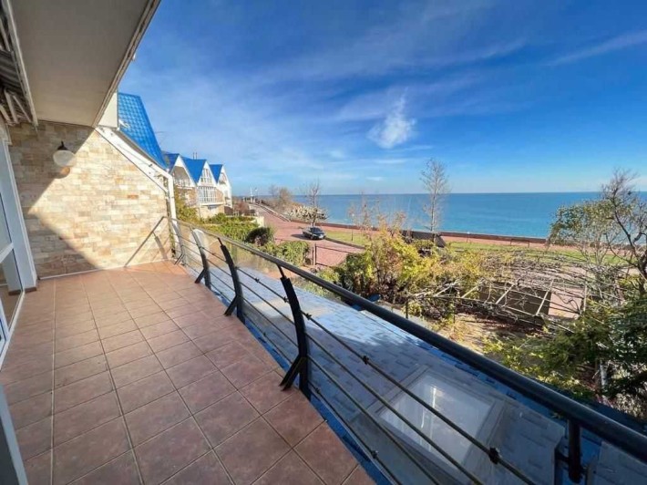 Уютный дом с красивым полным видом на море. - фото 1