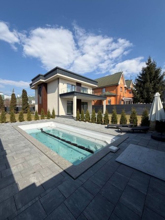 Будинок з новим сучасним ремонтом і басейном. Ділянка 7 соток. - фото 1