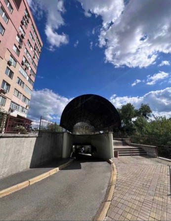 Продам паркінг, паркомісце на Лабановського 4 Е - фото 1