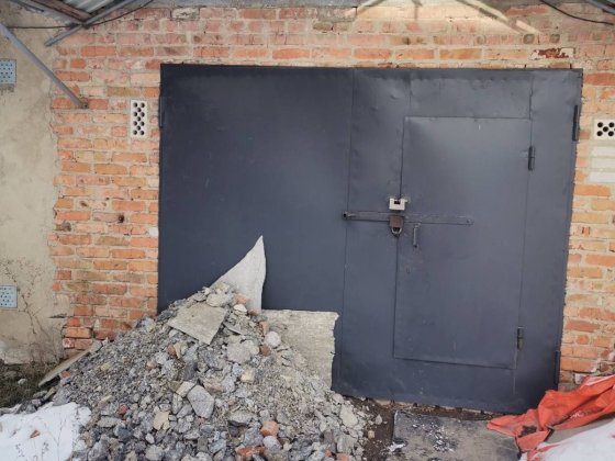 Гараж, тяжилів . Вихід до річки Винница