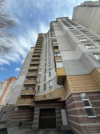 Паркомісце Миколи Амосова вул. 2 - фото 1