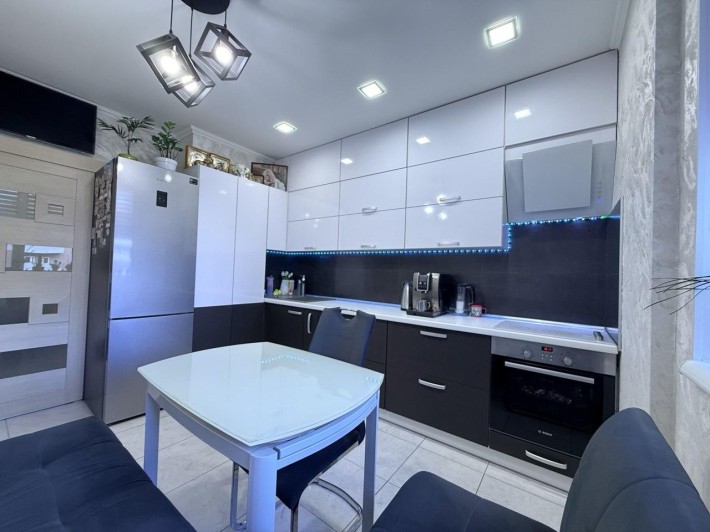 Продам 1 ком Радужный - фото 1