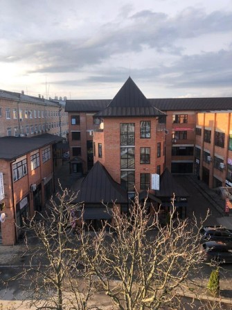 Продається простора трикімнатна квартира в центрі міста. Номер мобільного, Вайбер, WhatsApp +3809850 - фото 1