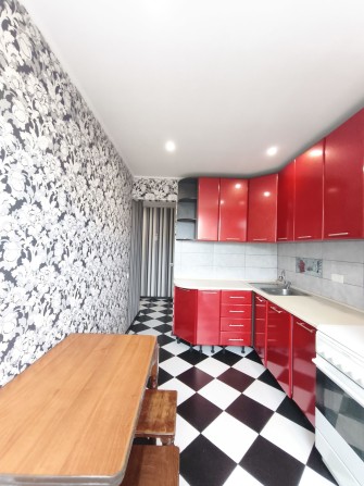 Центр. Трьох кімнатна в будинку в якому не виключають світло. - фото 1