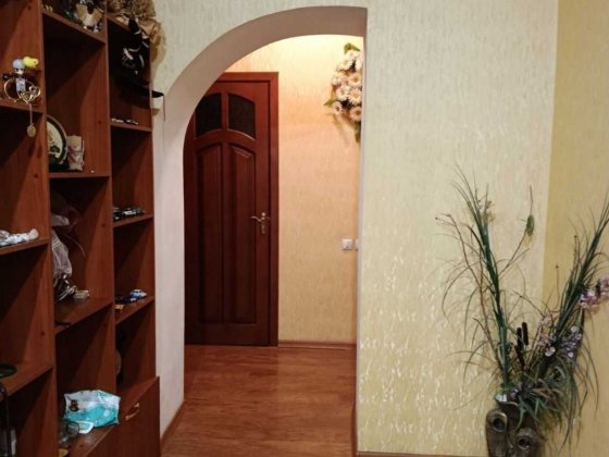 Продается  2-комнатная квартира в центре , район 9-й больницы . Каменское