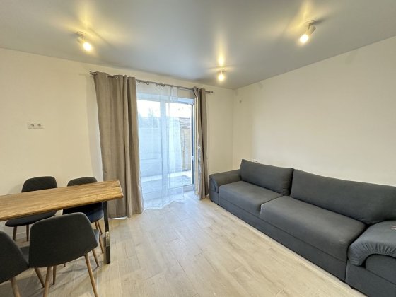 Квартира з власним двориком.