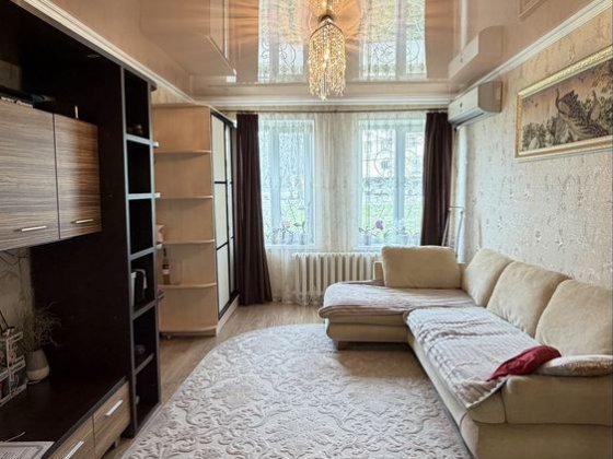 Продам светлую ,  трехкомнатную квартиру на 1 этаже, сталинка!!! Ізмаїл