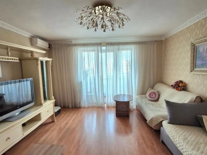 Трехкомнатная с ремонтом самый центр г.Черноморск - фото 1