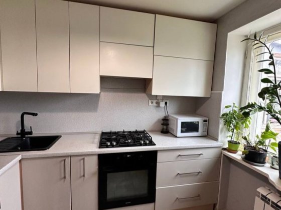 Продам 2к к-ру с ремонтом,в самом центре города,газ,теплый дом Чорноморськ