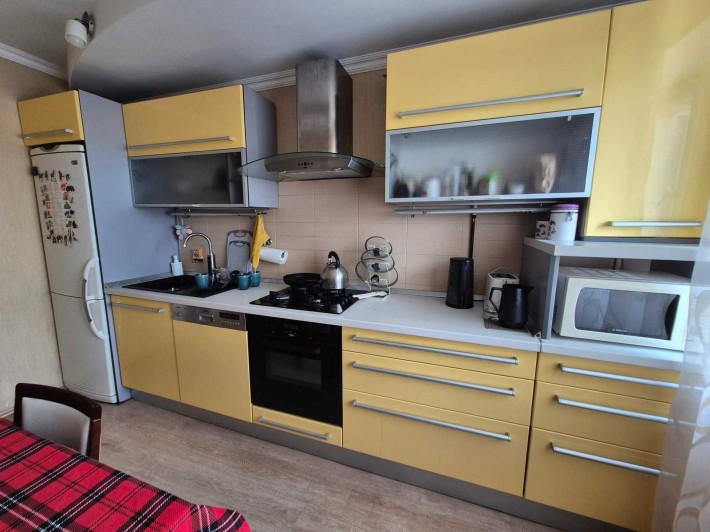 Продам 3-кімнатну квартиру в центрі Чорноморська, біля моря - фото 1