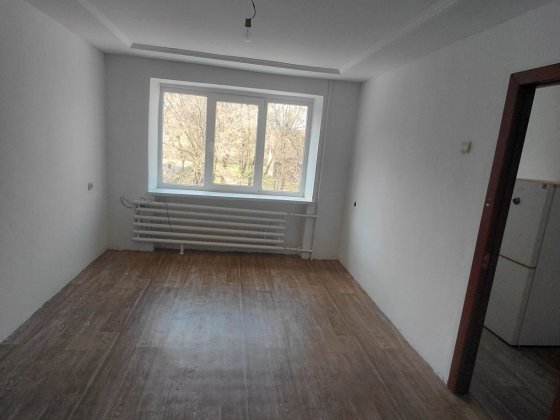 Продається 1 кімнатна квартира в гуртожитку, зроблено косметичний  ремонт, всі питання по телефону. Калуш