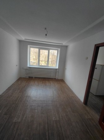 Продається 1 кімнатна квартира в гуртожитку, зроблено косметичний  ремонт, всі питання по телефону. - фото 1