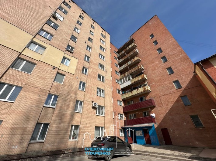 Продам гарну двокімнатну секцію в центрі мікрорайону! - фото 1