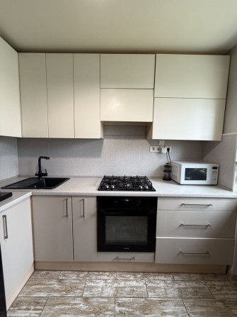 Продається двокімнатна квартира в Чорноморську. Центр. - фото 1