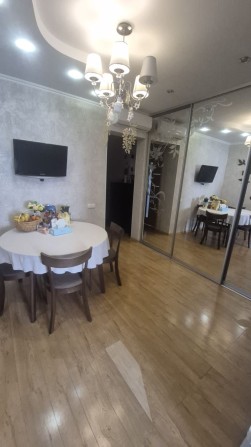 Продам 3-х кімнатну квартиру в центрі міста Коростень - фото 1