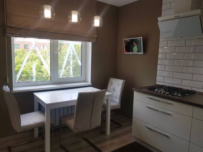 Продам трикімнатну квартиру в центрі міста з гарним ремонтом - фото 1