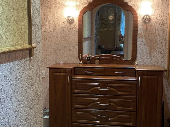 Продам 2-х кім. кв у центрі з меблями і ремонтом. Лозовая